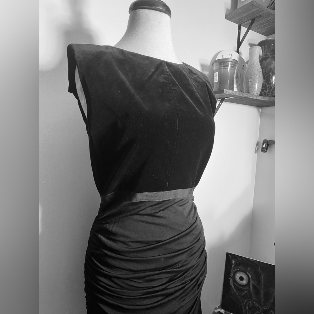 Giambattista Valli Paris Velvet & Black Ruched Bodycon Dress. Size 42 EU (6 US)